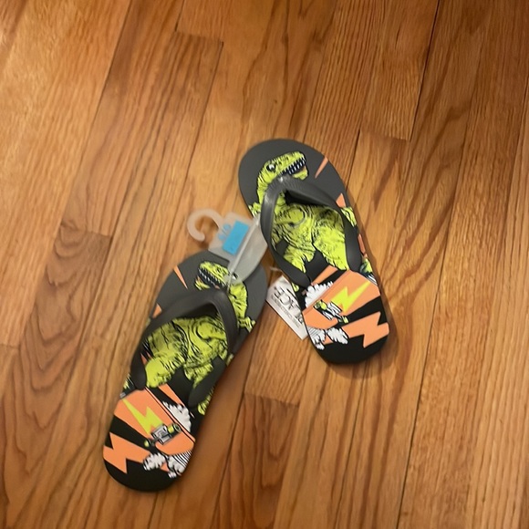 Children Place Dino print flip flops, size 5/6. Color gray, 100% plastic. - Picture 11 of 16